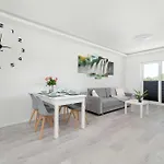 Bright With Balcony For 4 People By Renters Apartamento