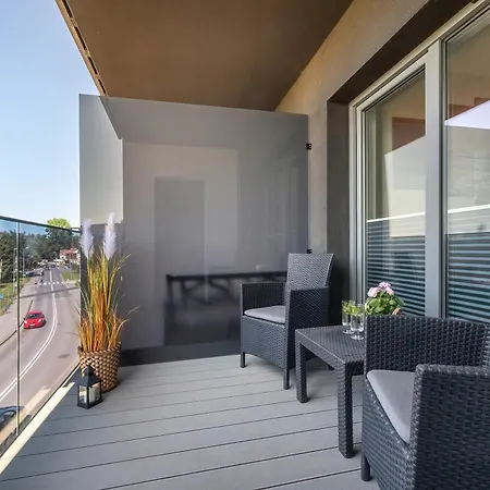 Bright With Balcony For 4 People By Renters Apartmán *