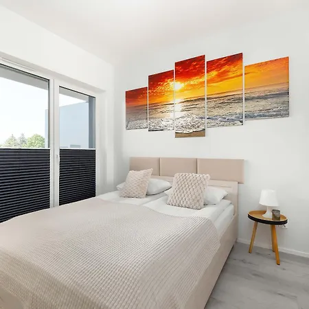 Bright With Balcony For 4 People By Renters Apartment *